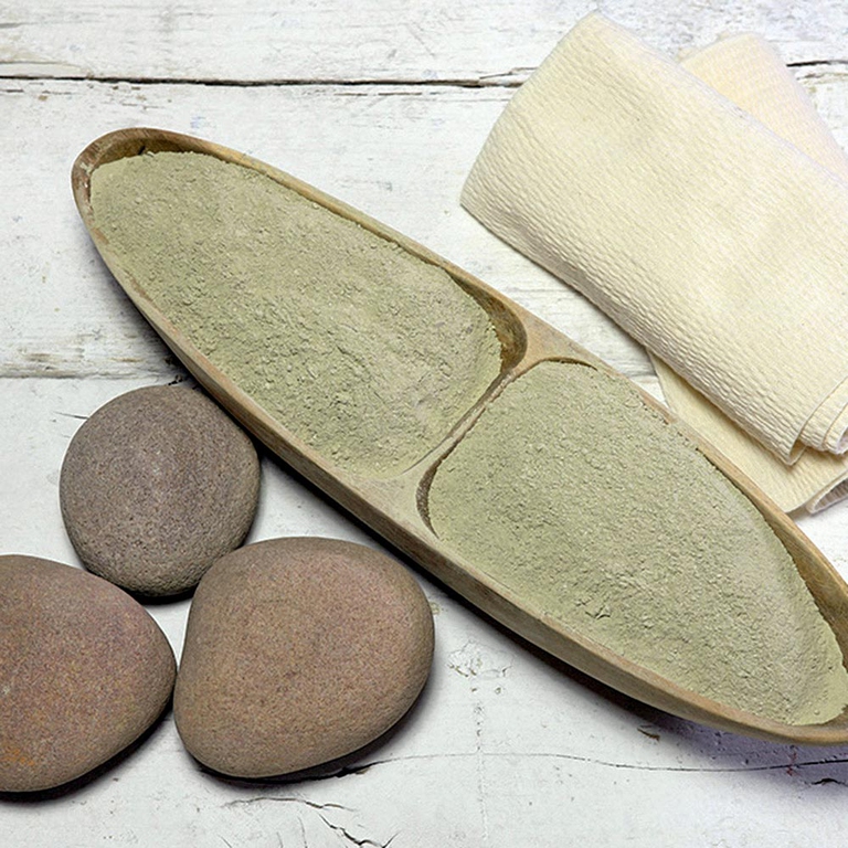 Il trattamento Riducella si compone di 28 bende anaelastiche e flebologiche (impregnate di sali ionizzati), su tutto il corpo. In un’ora di posa le bende esercitano uno stimolo alla circolazione venosa e linfatica, provocando un effetto lifting. Gli elementi essenziali rilasciati penetrano all’interno del derma con lo scopo di detossinare e depurare l’organismo. I tessuti appaiono modellati, tonici con una perdita di centimetri ben misurabile.