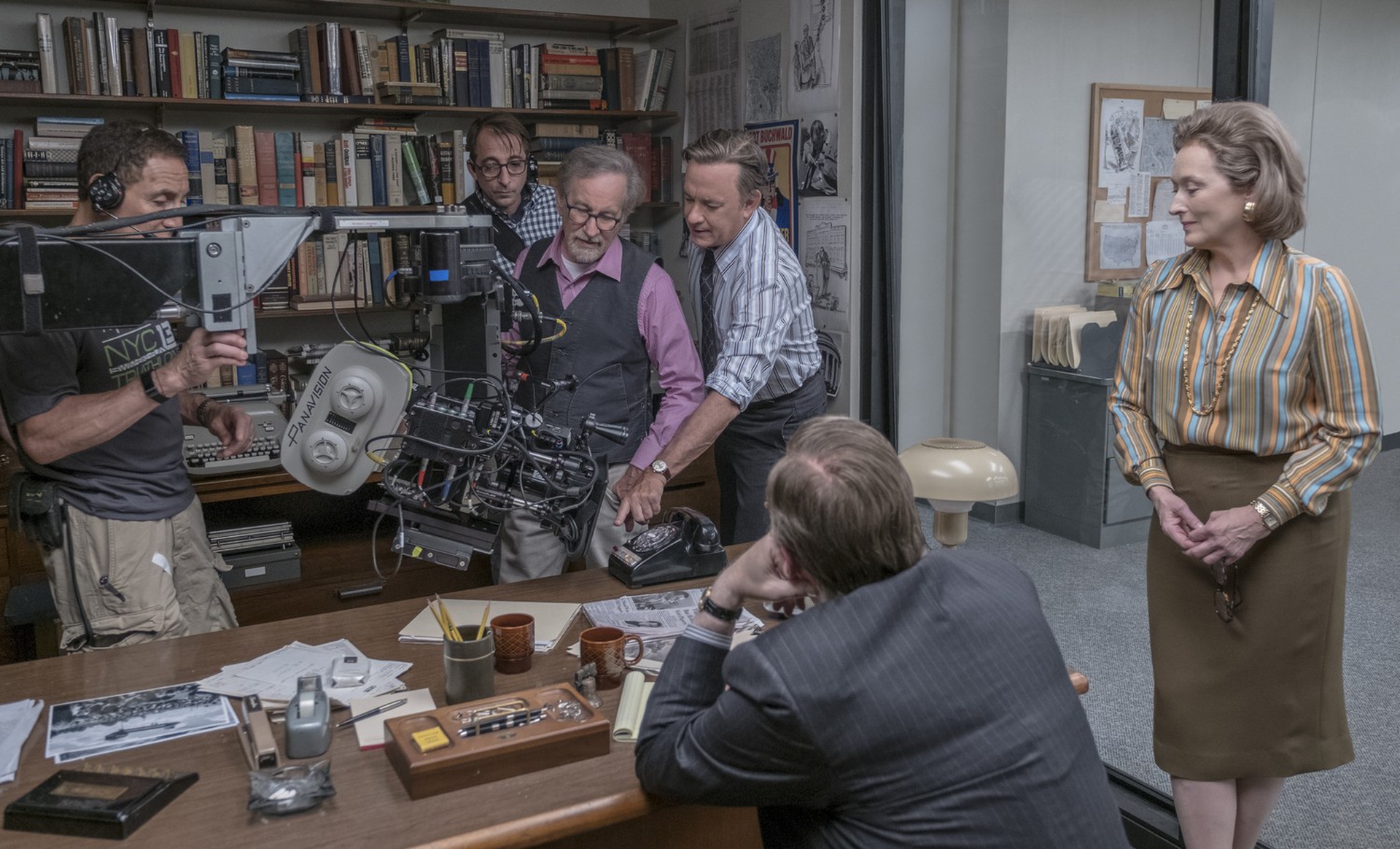 Steven Spielberg sul set di The Post con Tom Hanks e Meryl Streep