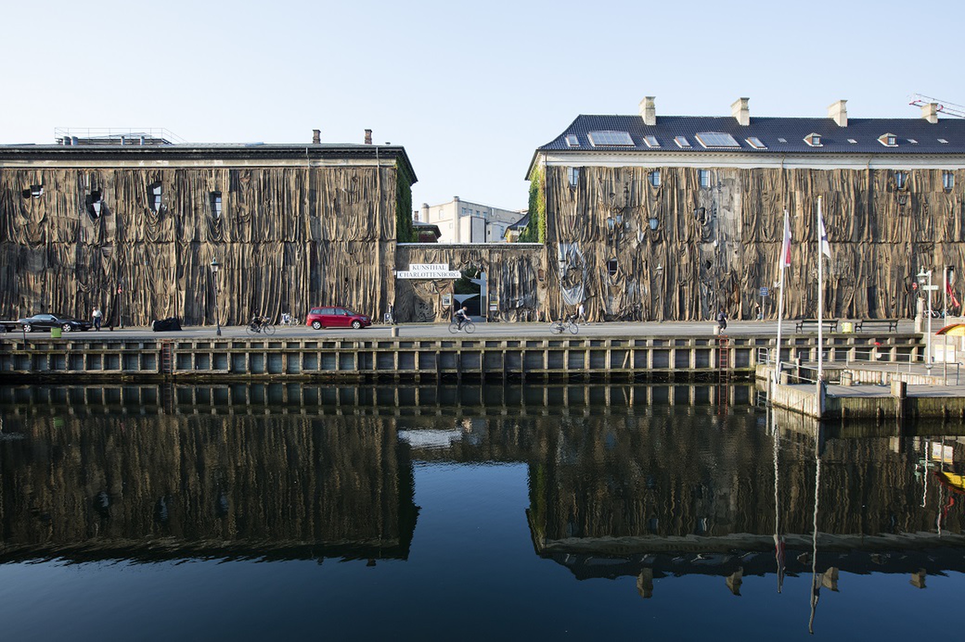 Ibrahim Mahama è un giovane artista ghanese