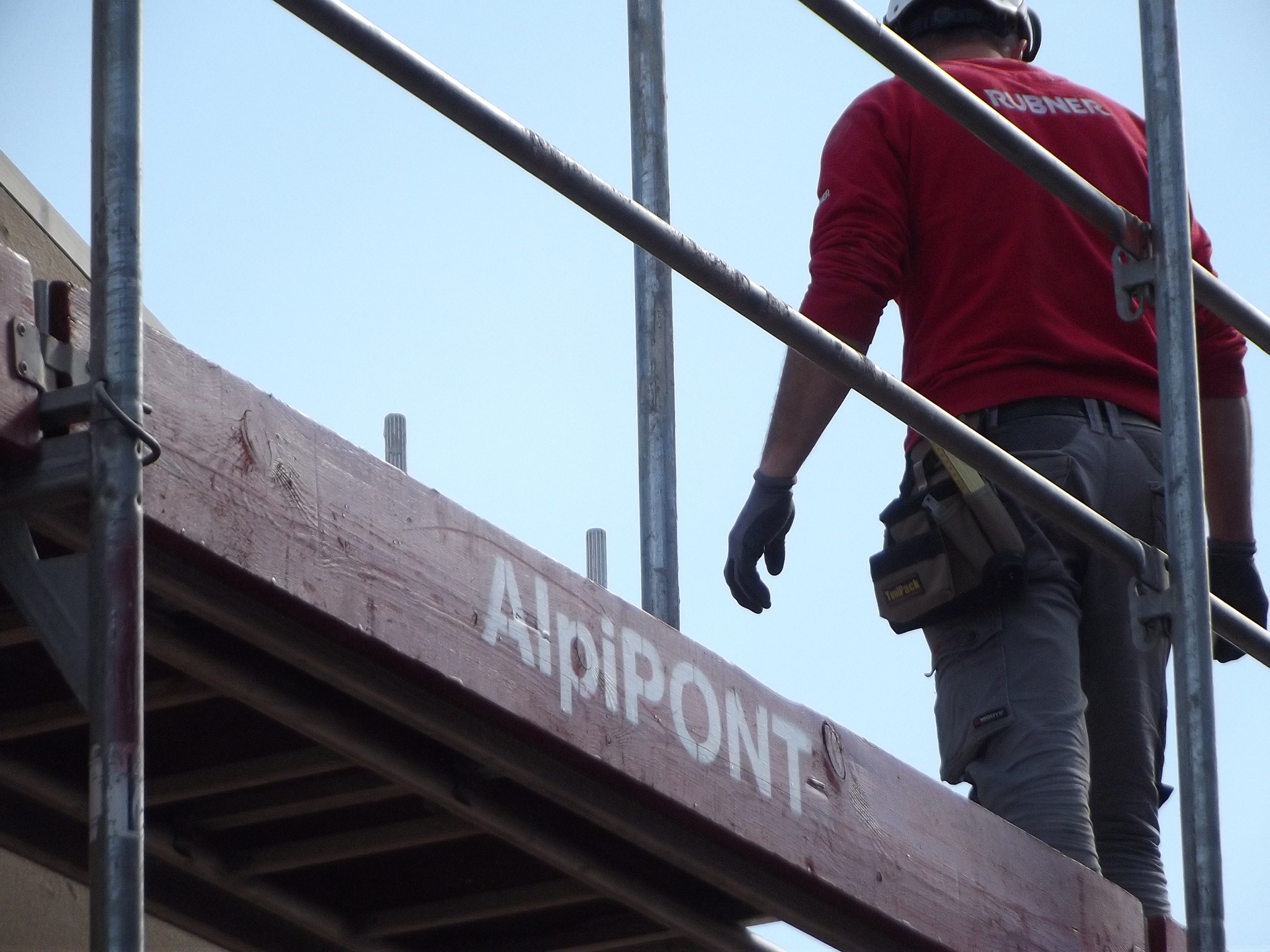 Operaio Rubner al lavoro nel cantiere di Chienes