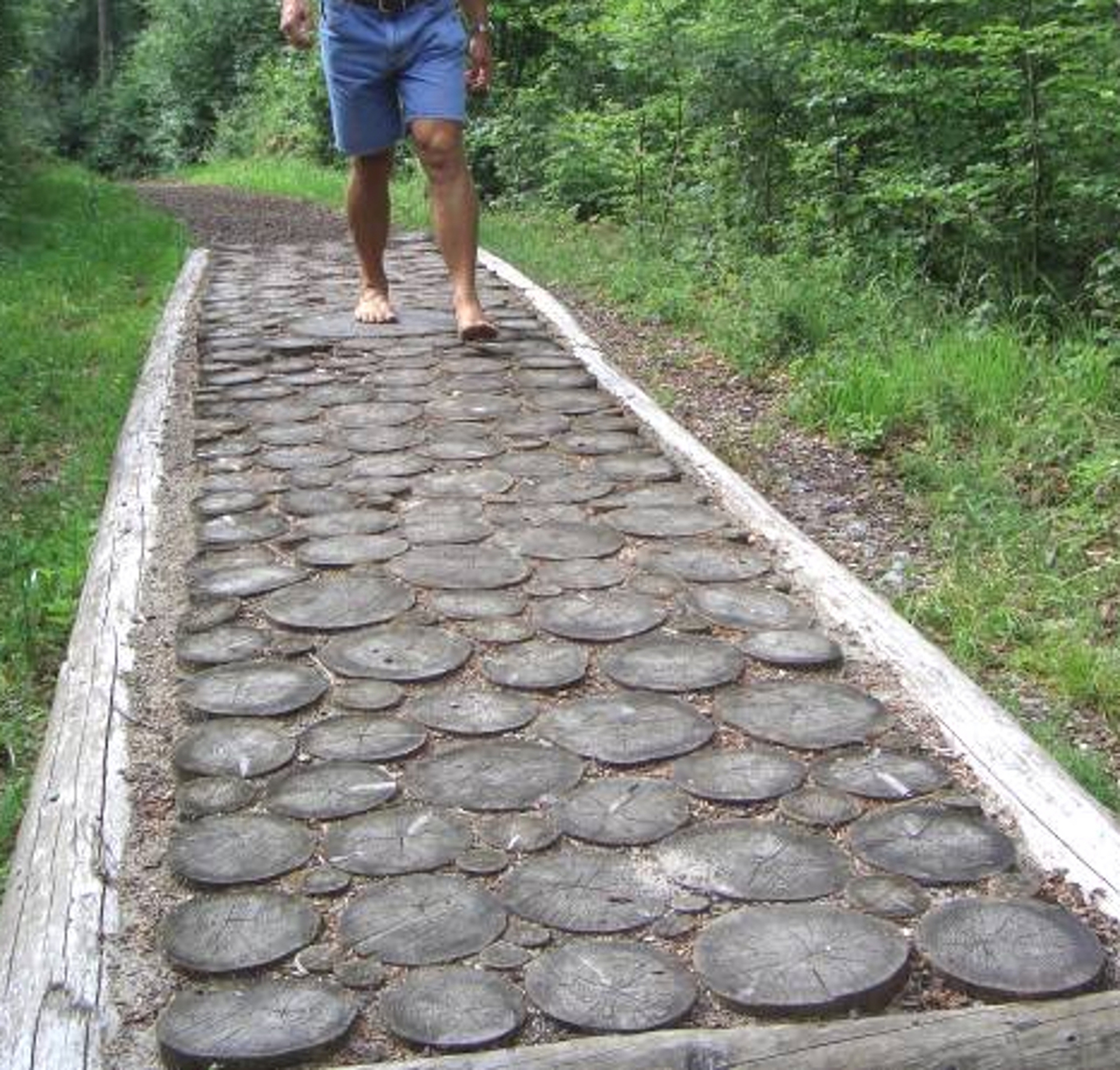 Camminare a piedi nudi, perché e dove farlo in Italia