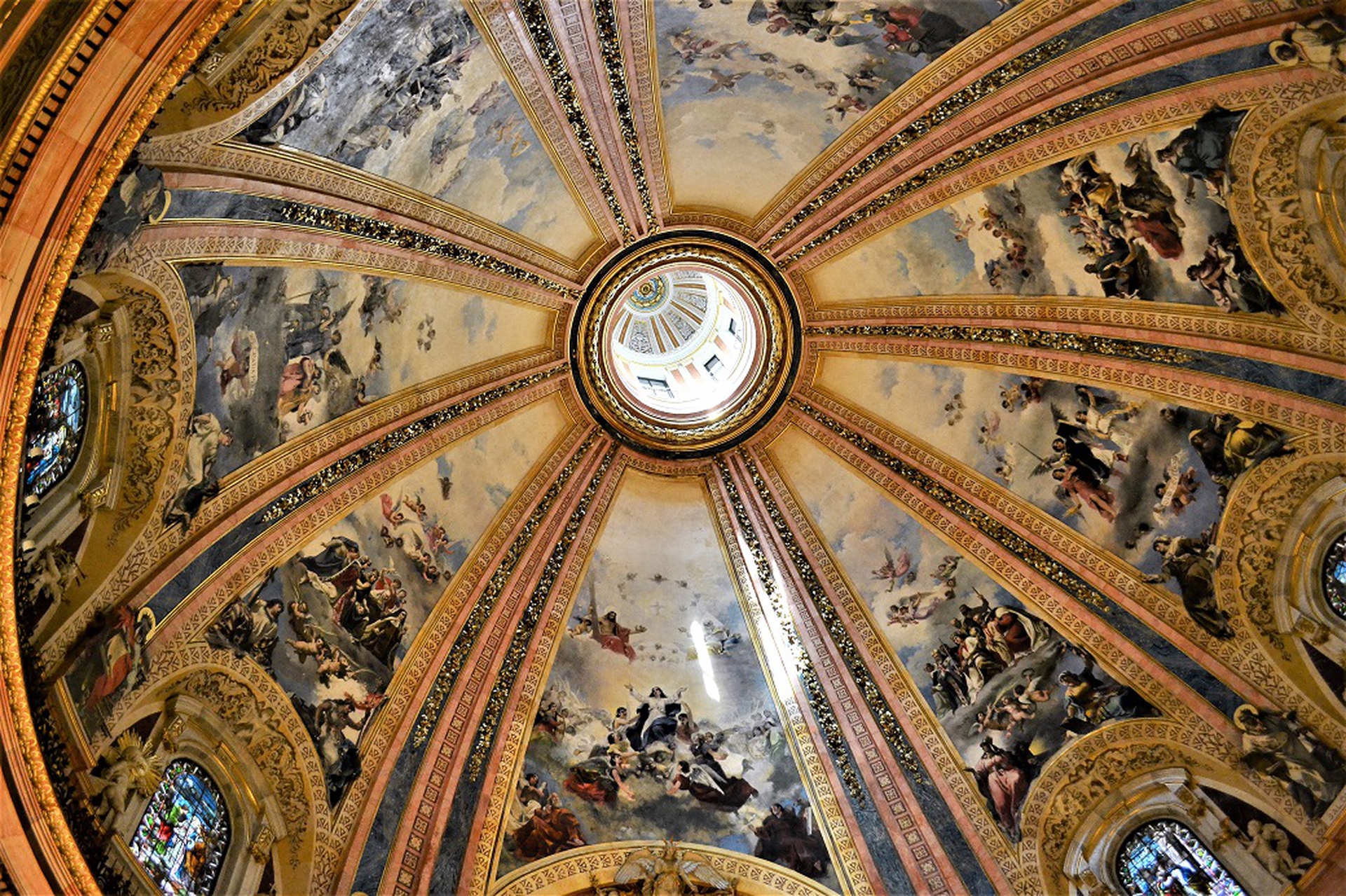 La cupola della Basilica reale di San Francesco il grande è la più grande di Spagna