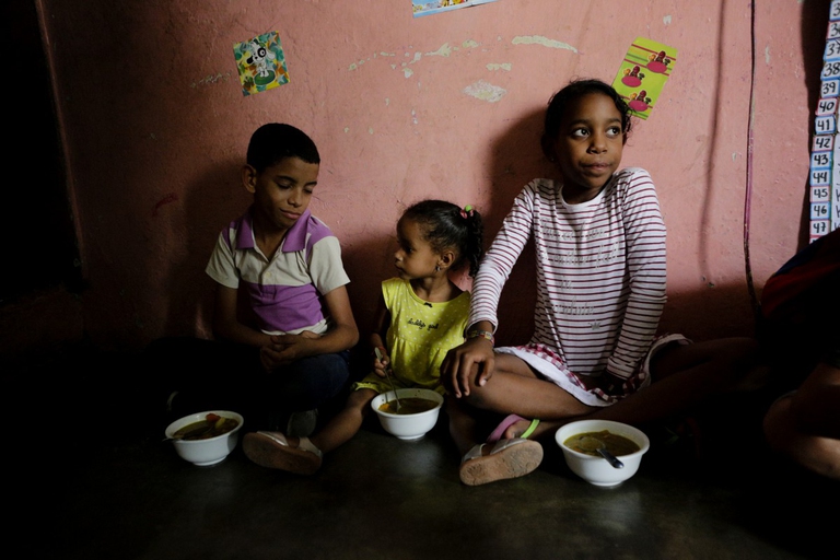 Chi è apolide, ovvero che non è riconosciuto come cittadino da nessuno stato, vive in una sorta di limbo. Ad esempio, non ha accesso alle cure né all'istruzione. In Colombia ci sono migliaia di bambini apolidi, i cui genitori sono fuggiti dalla crisi sociale e politica in Venezuela © Eva Marie Uzcategui/Getty Images