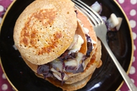 Pancake di castagne con radicchio e caprino stagionato