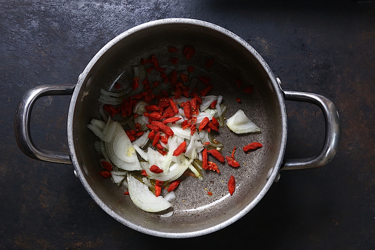 Rosolatura scalogno e bacche di goji