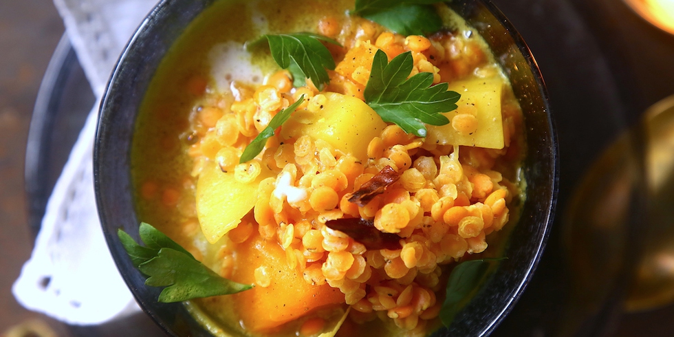 Zuppa speziata di lenticchie rosse, patate, zucca e cocco