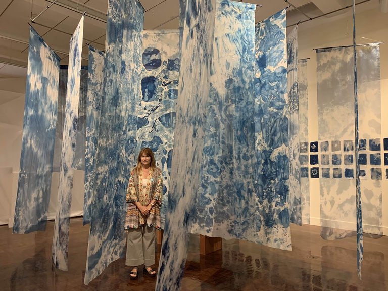 Gwen Arkin con le stampe di alghe Limu all'Honolulu Museum of Art © Gwen Arkin