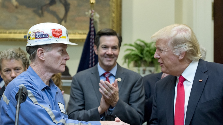 Il presidente degli Stati Uniti Donald Trump stringe la mano ad un minatore © Ron Sachs-Pool/Getty Images