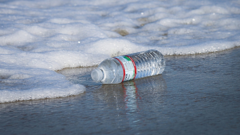 bottiglietta di plastica in riva al mare