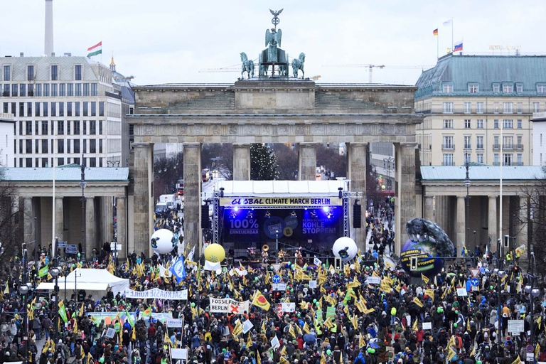 Manifestanti alla marcia globale per il clima nel 2015 affollano la porta di Brandeburgo a Berlino