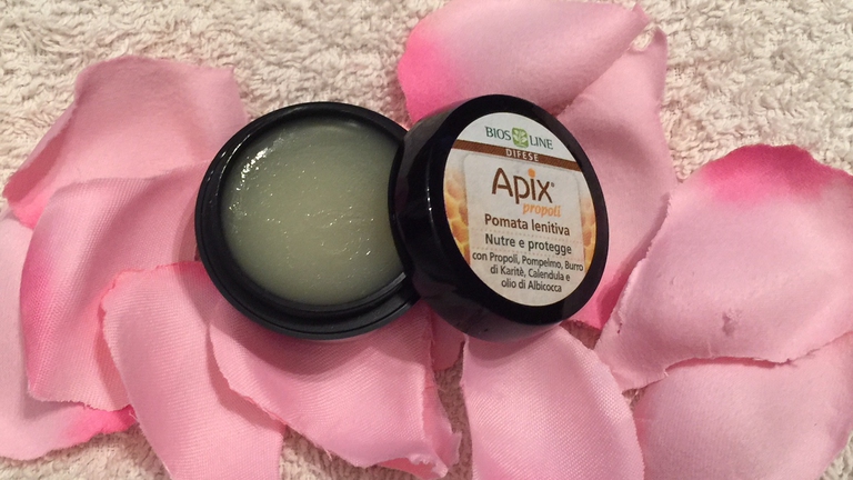 La Pomata Lenitiva Apix Propoli di Bios Line rigenera le labbra, le mani, la pelle delle guance e quella attorno al naso