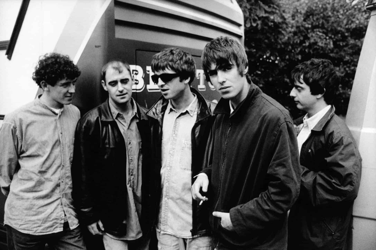 La band Oasis negli anni Novanta.