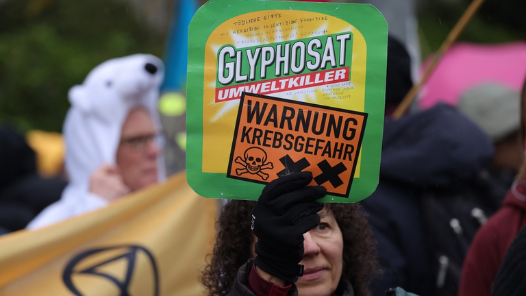 Una protesta contro il glifosato in Germania, il 15 aprile 2023