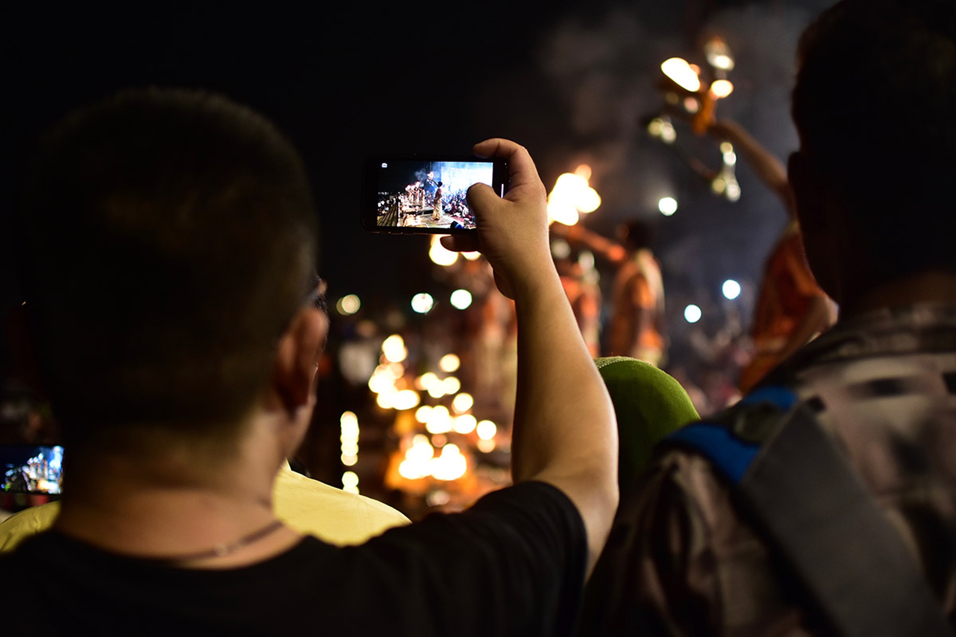 La cerimonia delle lampade a Varanasi