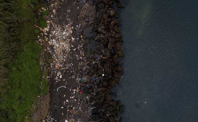 Area marina vicina alla foce del Sarno inquinata da plastica