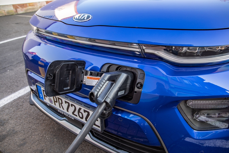 La densità energetica, pari a 250 Wh/kg, è stata ottenuta grazie alla nuova composizione chimica delle celle delle batterie che consente di immagazzinare il 25 per cento di energia in più rispetto al vecchio modello. ©Kia