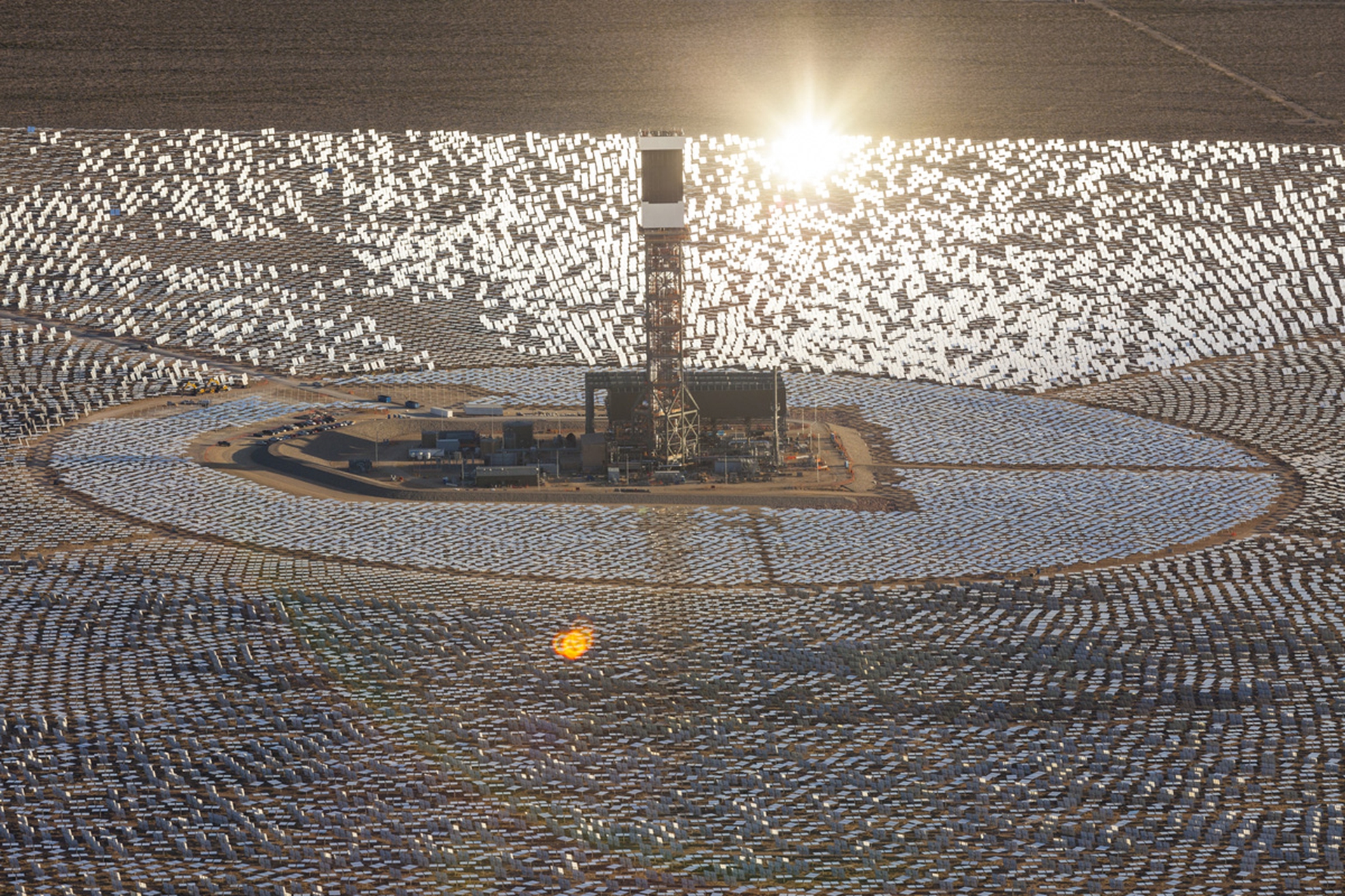 Самый большой объект солнечной. Солнечная станция в Мохаве. Солнечная станция в пустыне Мохаве. Крупнейшая в мире Солнечная электростанция Айванпа. Солнечная электростанция в Мохаве.