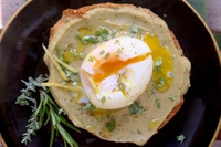 La ricetta delle friselle con crema di avocado, uova ed erbe aromatiche