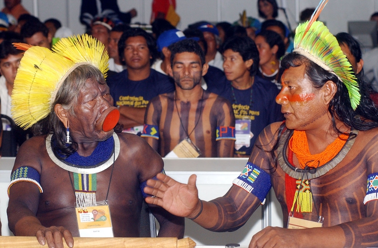 Il capo Raoni alla conferenza di indigeni a Brasilia nel 2006