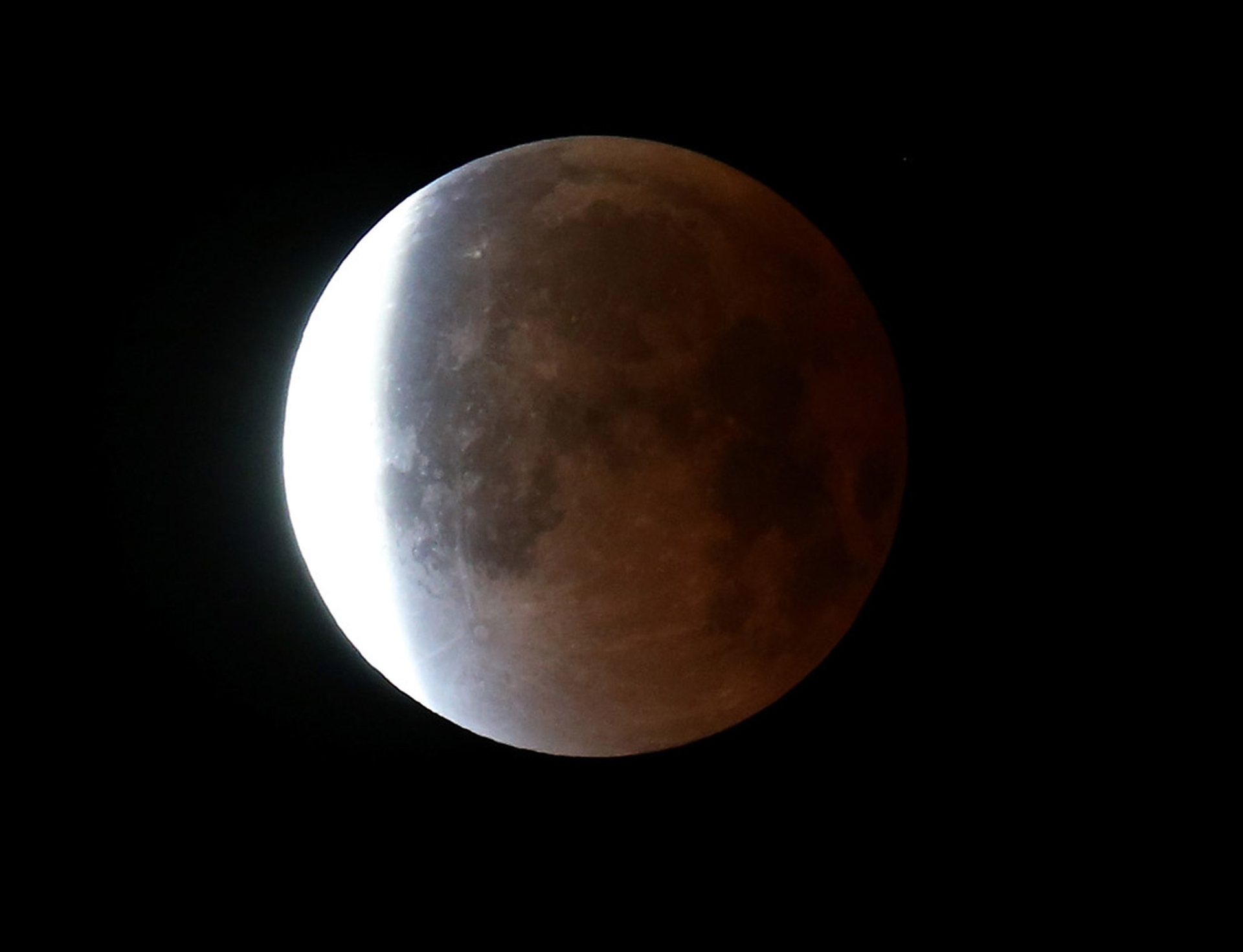 Le bellissime foto della prima eclissi di Luna del 2014