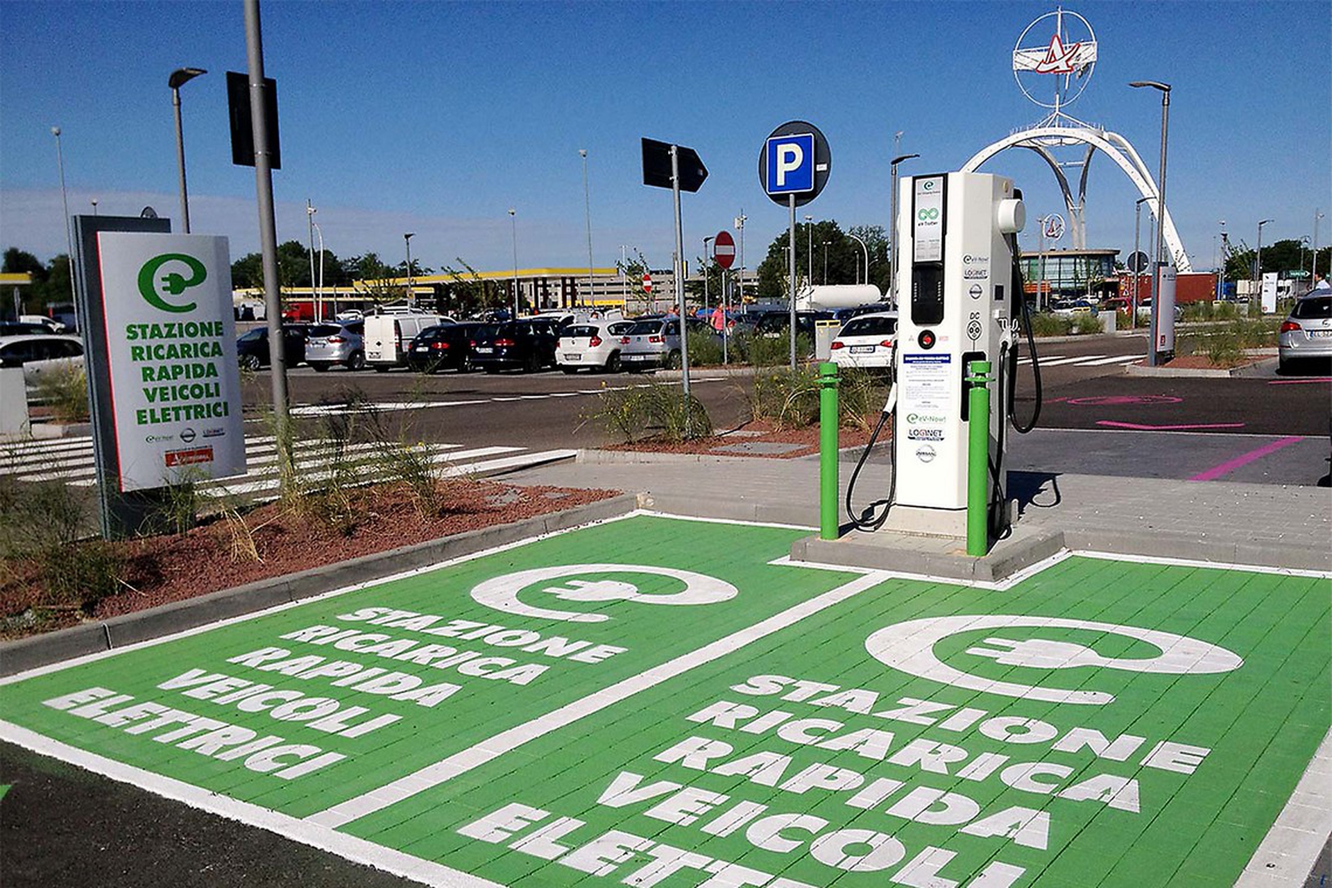 Auto elettriche in autostrada, arrivano le colonnine per i viaggi a lungo raggio