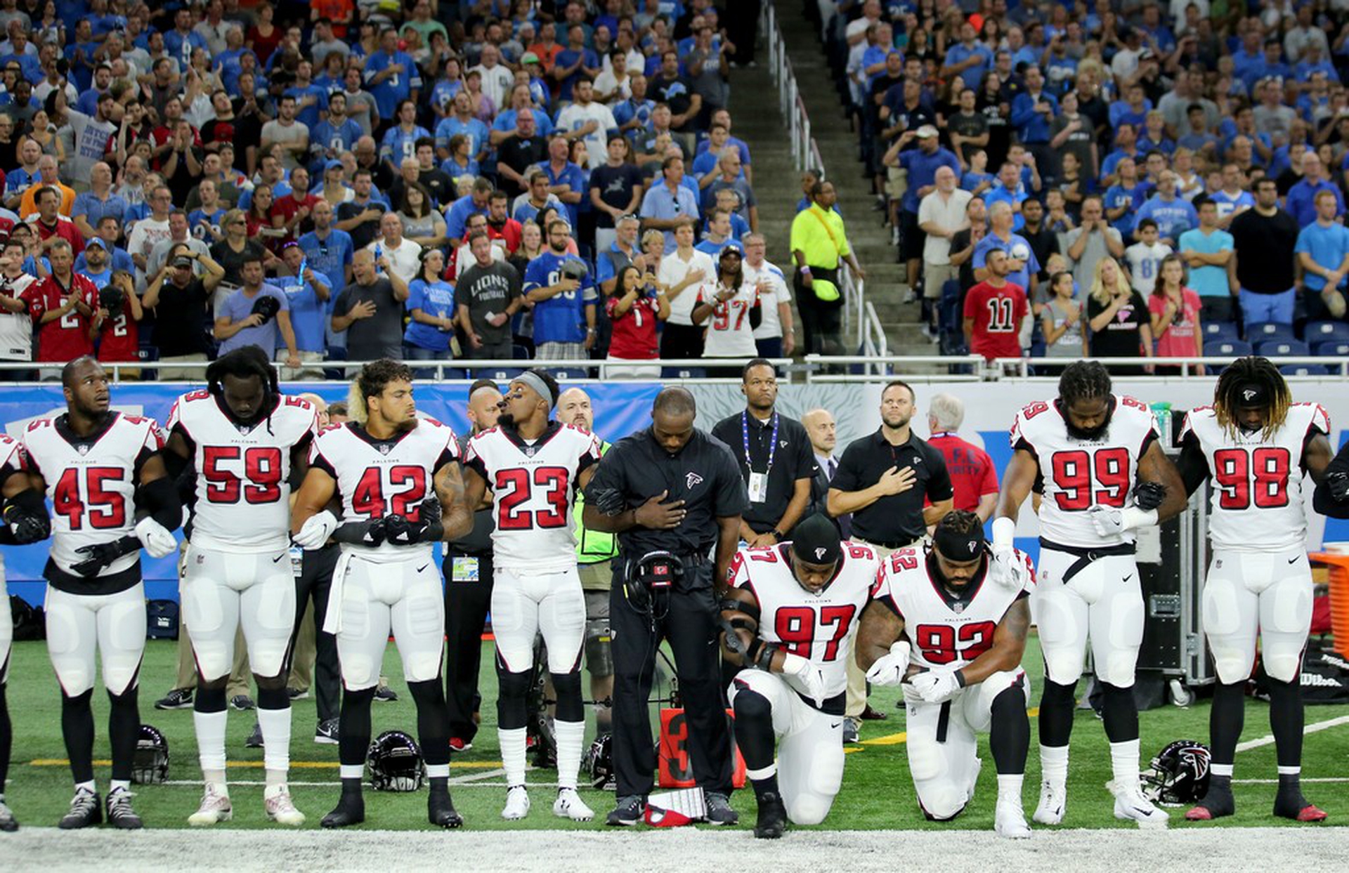 #TakeAKnee, football players kneel against social injustice in the US