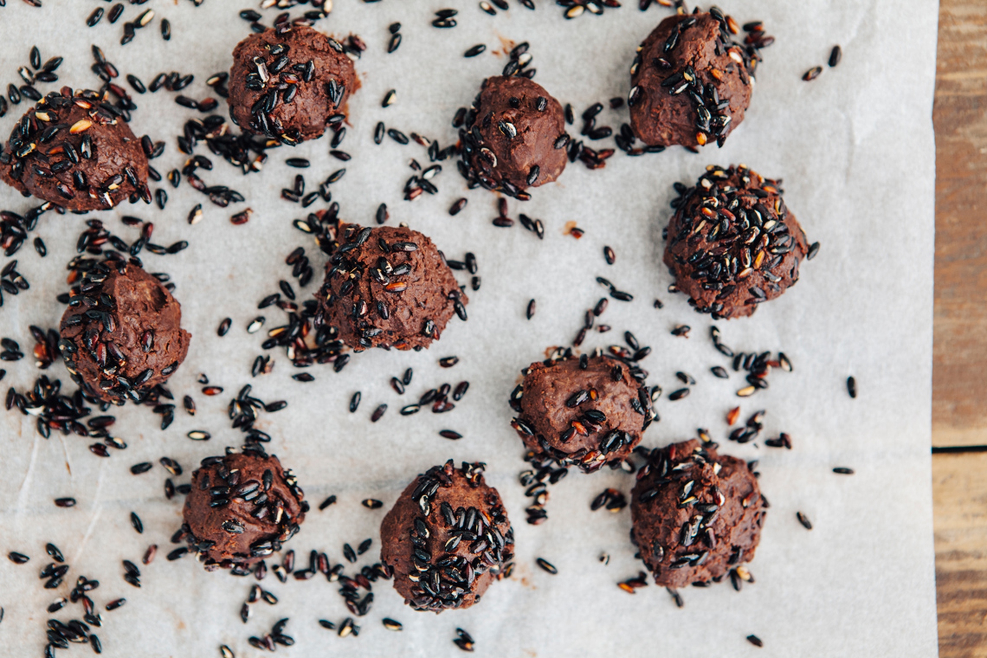 Chocolate balls with crunchy black rice