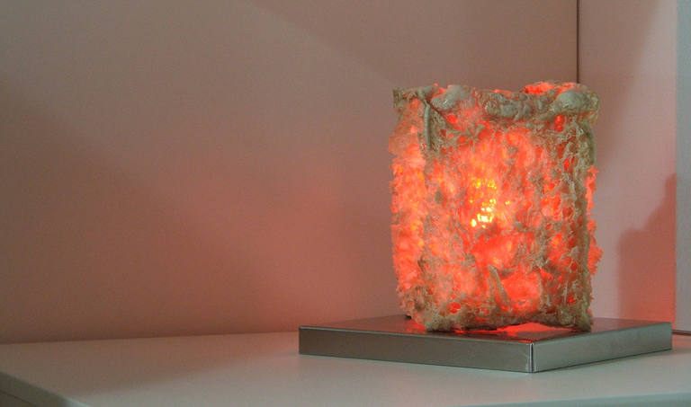 Lampada di pasta di pane con luce rossa