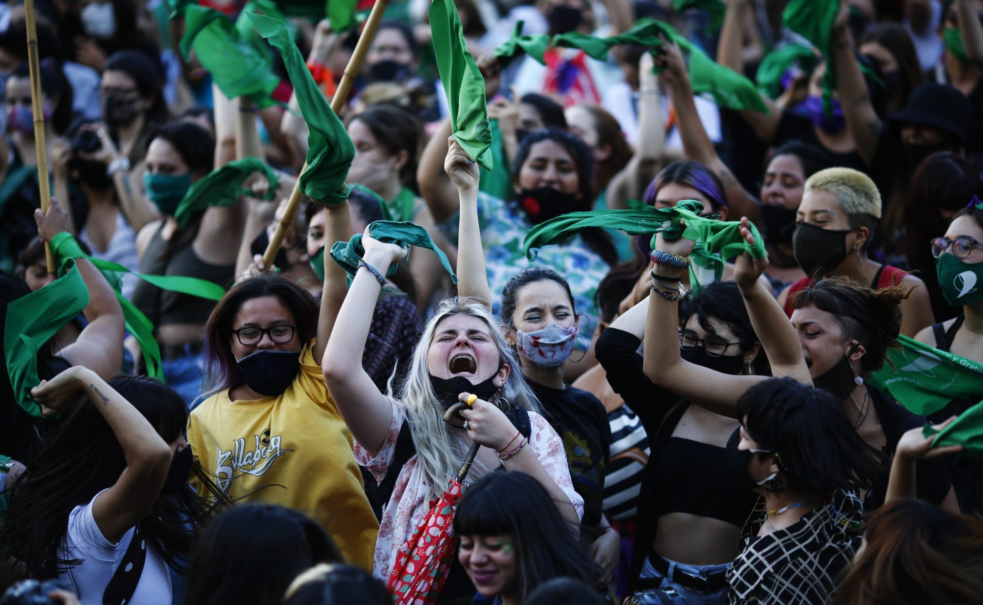 La manifestazione davanti al Congresso a Buenos Aires per chiedere l‘approvazione del disegno di legge presentato dal presidente argentino Alberto Fernández per legalizzare l‘aborto