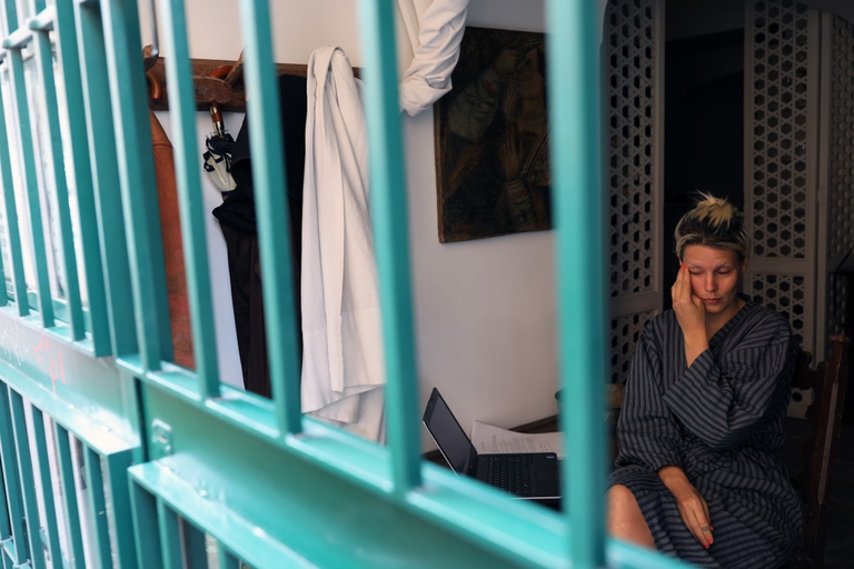 Da quando è iniziato il periodo di quarantena, le telefonate di donne vittime di violenza domestica alle reti di sostegno italiane si sono dimezzate 