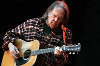 Neil Young: “Mother Earth” in acustico e in difesa del Canada