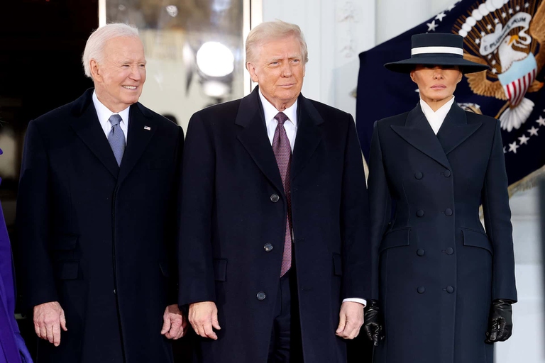 Trump nel giorno dell'insediamento in compagnia dell'ex presidente Joe Biden