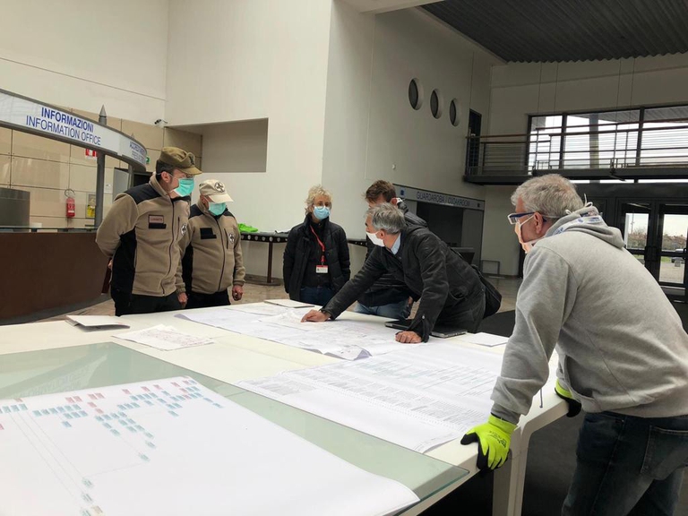 I medici di Emergency aiutano a progettare l'ospedale da campo di Bergamo