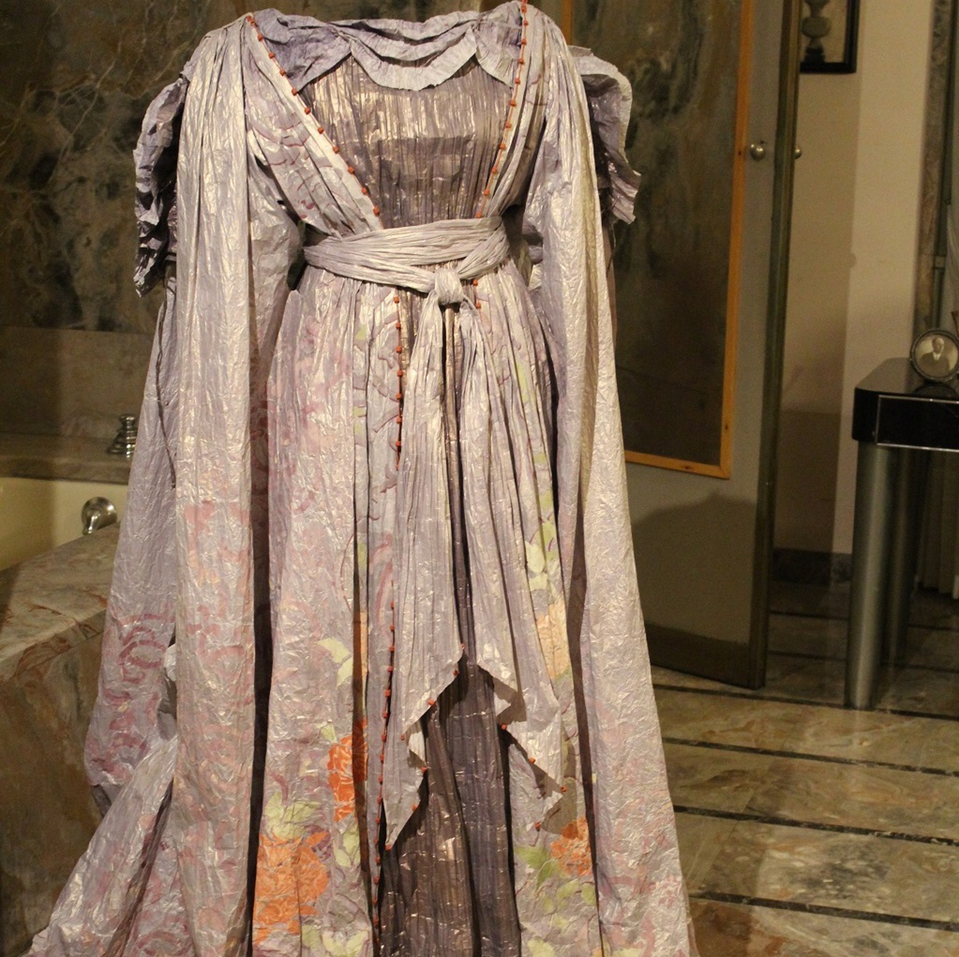 La collezione di abiti in carta alla Villa Necchi Campiglio