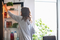 Dall’ordine in frigo ai contenitori sottovuoto, le strategie per ridurre lo spreco di cibo