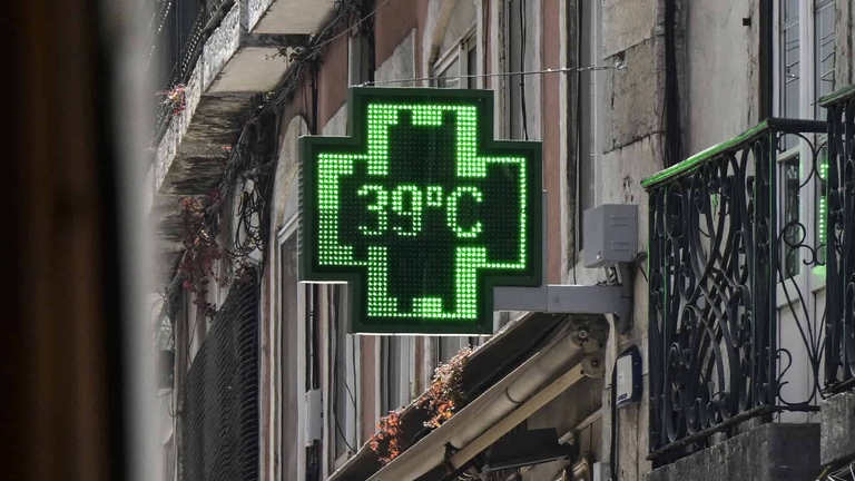 Un termometro segna 39 gradi a Lisbona, in Portogallo, durante un'ondata di caldo estremo