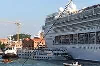 Tragedia sfiorata a Venezia: una nave da crociera si scontra con un battello