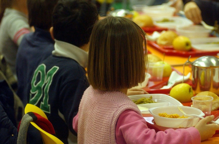 Bambini a pranzo a scuola