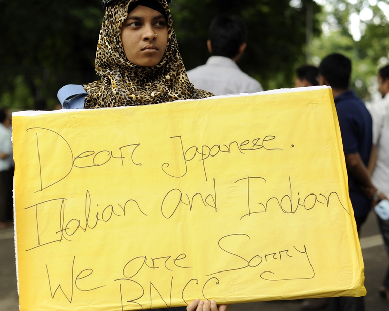 Dacca, Bangladesh, luglio 2015. Professori e studenti dell'università di Dacca protestano e formano una catena umana contro il terrorismo. 