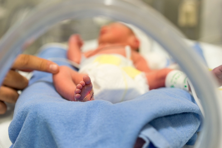 neonato alla culla per la vita