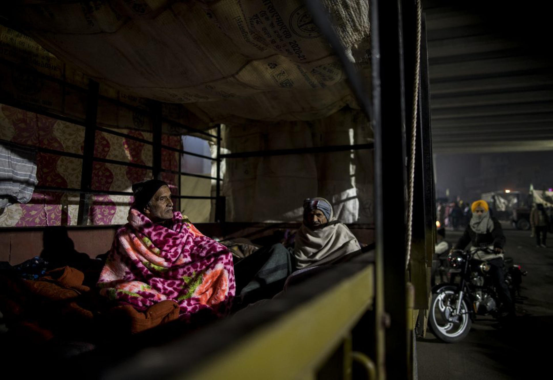 Da mesi in India migliaia di agricoltori sono accampati sull'autostrada per protesta. Ora il governo gli ha tolto internet