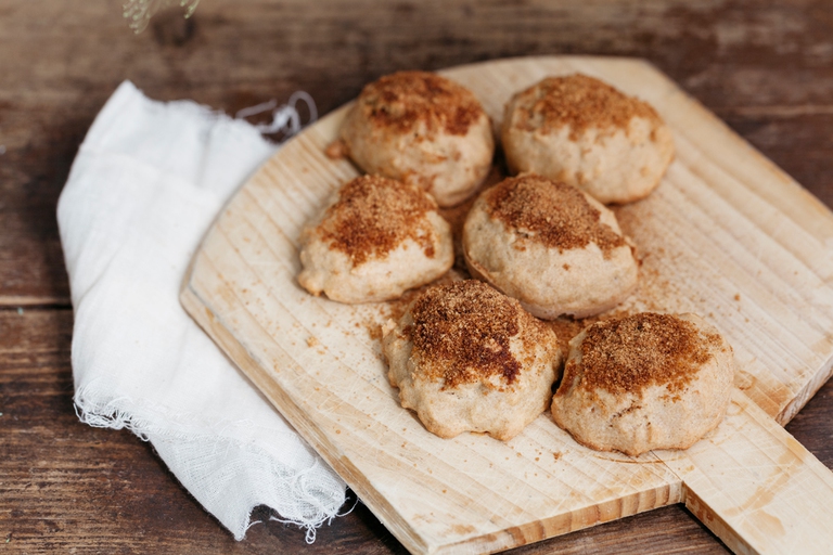 Scones ricoperti di zucchero e cannella