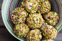 Tartufi di formaggio, pomodorini secchi e pistacchi