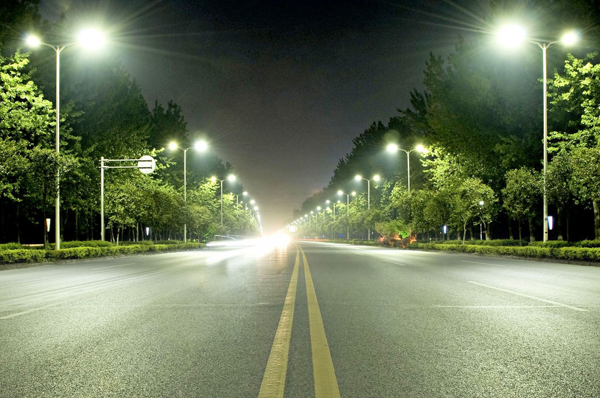 Un lato di questa strada è illuminato a Led. L'altro no