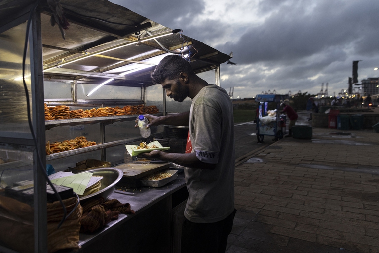 Un venditore ambulante a Colombo, nello Sri Lanka