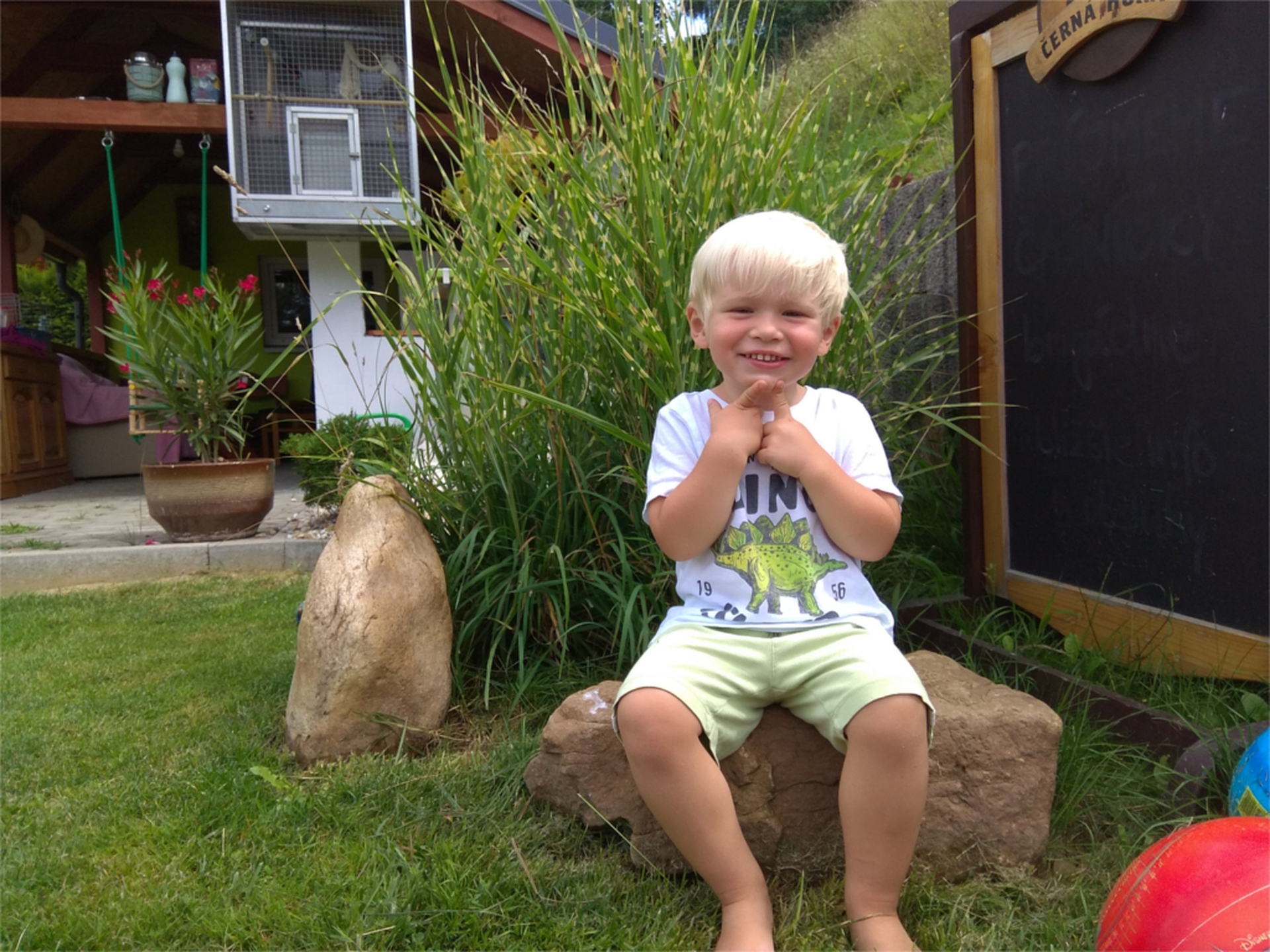 Benjamin sorride, la bici gli piace