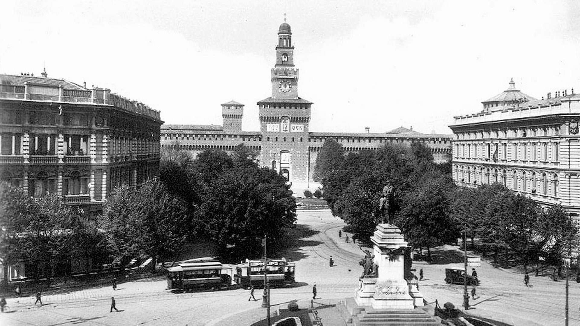 Piazze di Milano con gli alberi