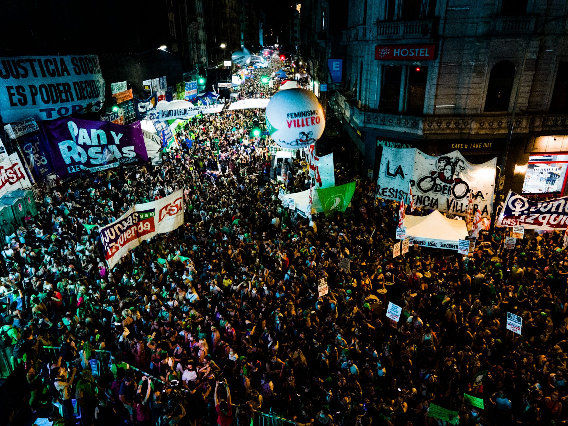 I manifestanti fuori dal Congresso a Buenos Aires, in Argentina, in attesa della votazione sul disegno di legge per legalizzare l'aborto