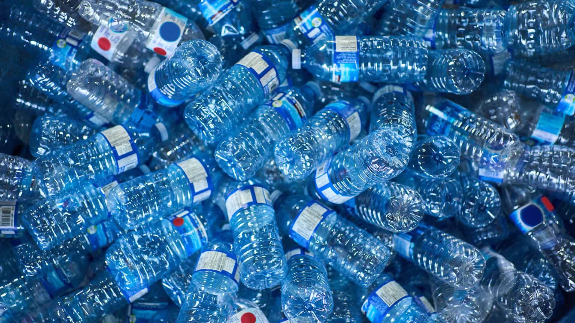 Da quest’anno le bottiglie usa e getta devono contenere una percentuale di plastica riciclata