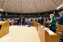 La standing ovation del Parlamento europeo per il discorso di Volodymyr Zelensky